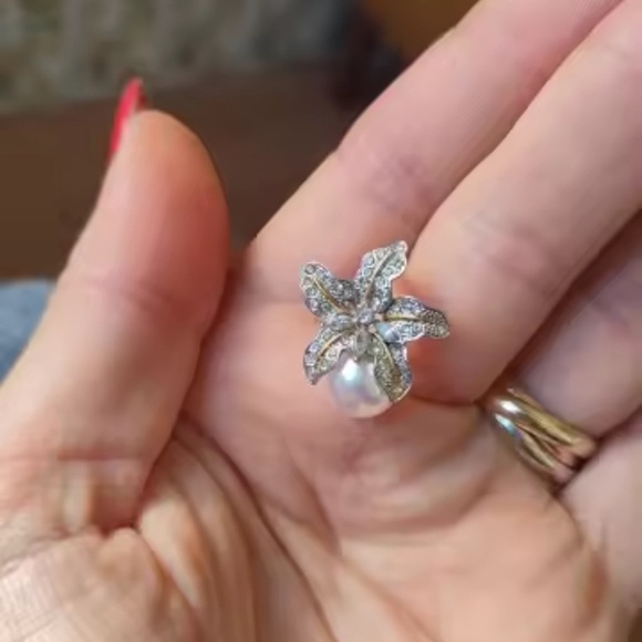 Pearl Flower Elegant Silver Crystal Earrings - Picture 8 of 9